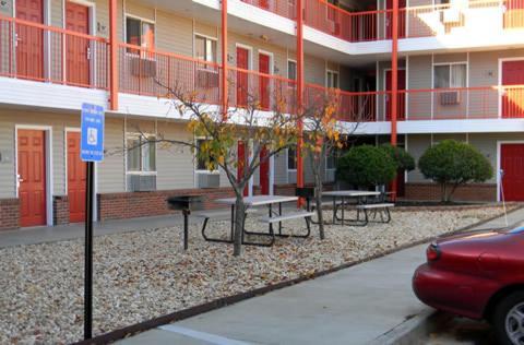 & - Motel Stockbridge